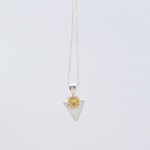 DIJE CITRINO EN TRIÁNGULO